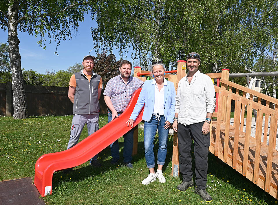 Bildtext: Markus Gintenreiter, Wirtschaftshofleiter Johannes Strommer, StR Maria van Dyck und Bernhard Krtek freuen sich über die Fertigstellung des Projektes.  Foto: Gabriele Hohenegger